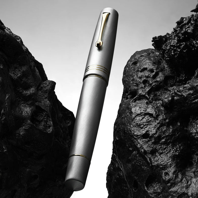 Leonardo Officina Italiana Momento Zero Fountain Pen - Aluminia, Gold Trim, Limited Edition